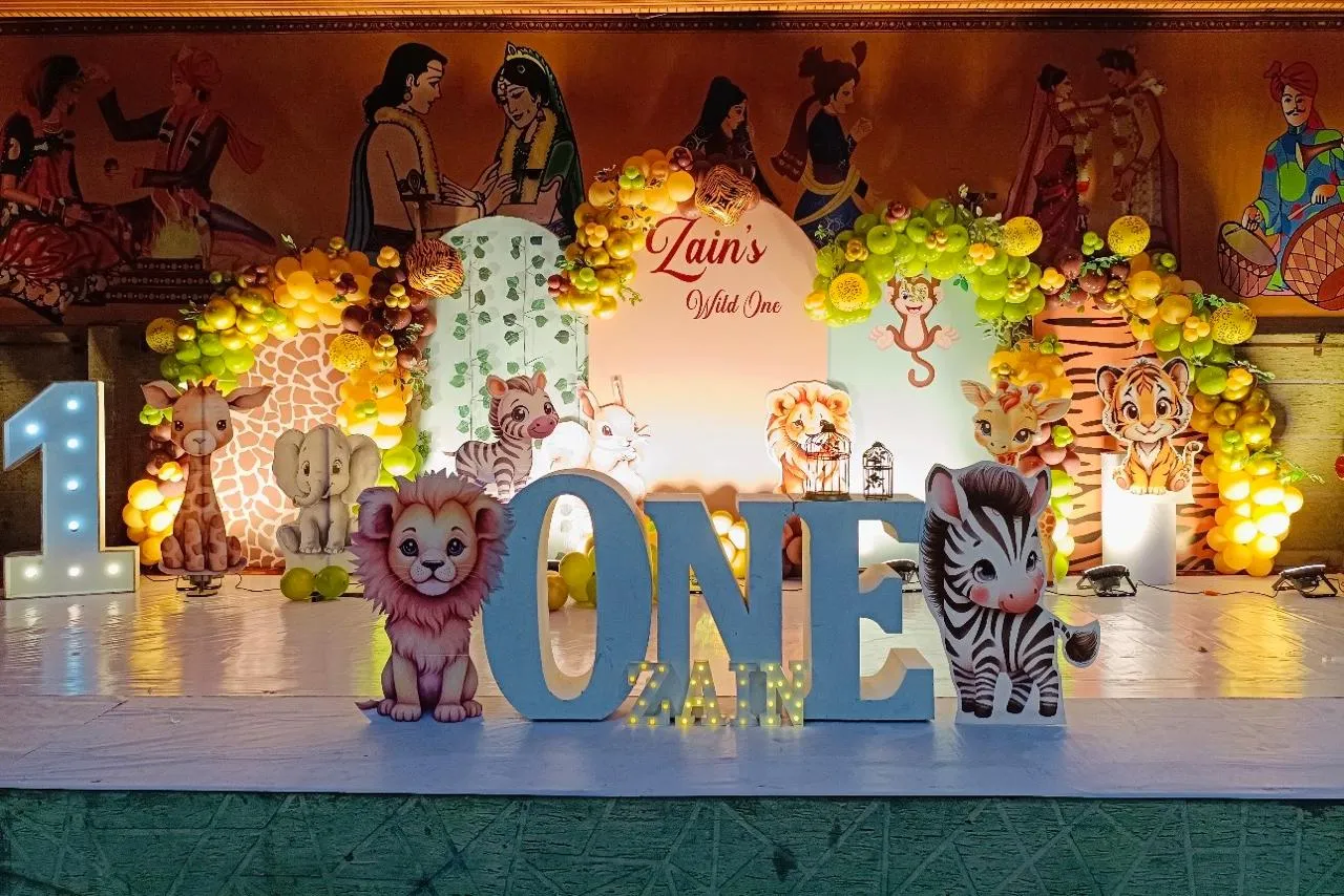 Animals Theme with balloons , 5 animal cutouts, LED name & age, welcome board, balloon Arch and lights.